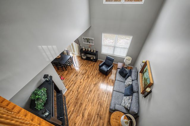 302 Tower Hill Drive 302, St. Charles, IL 60175