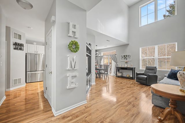 302 Tower Hill Drive 302, St. Charles, IL 60175