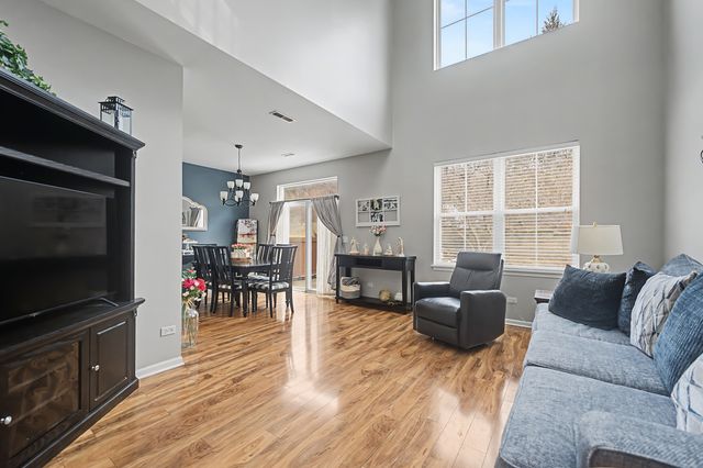 302 Tower Hill Drive 302, St. Charles, IL 60175