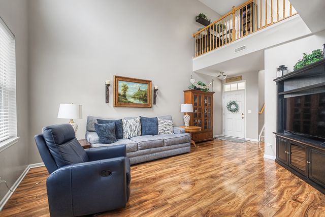 302 Tower Hill Drive 302, St. Charles, IL 60175