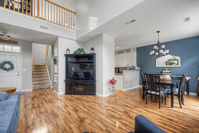 302 Tower Hill Drive 302, St. Charles, IL 60175