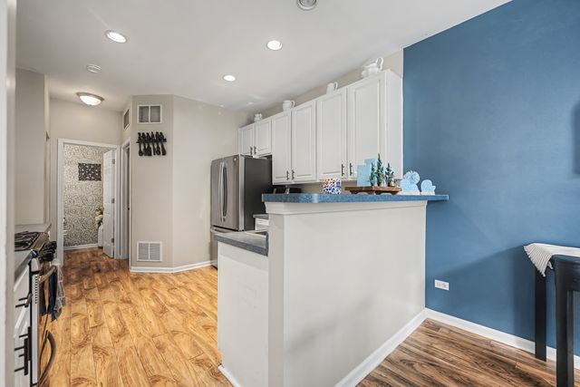 302 Tower Hill Drive 302, St. Charles, IL 60175