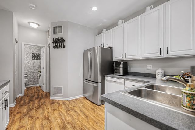 302 Tower Hill Drive 302, St. Charles, IL 60175