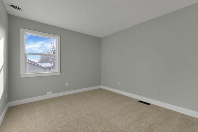 68 3rd Avenue SW, Etna, OH 43062