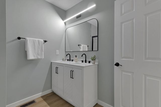 68 3rd Avenue SW, Etna, OH 43062