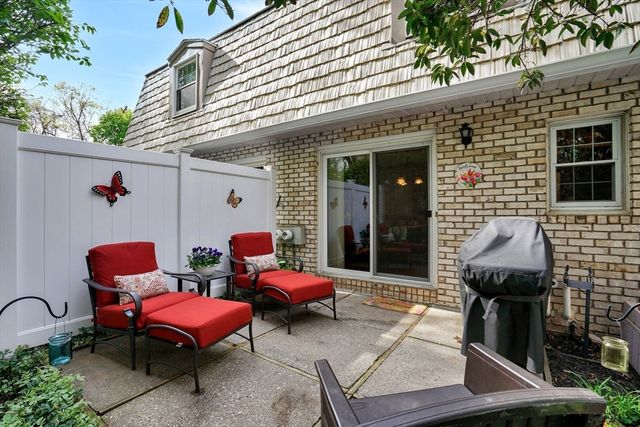 7 Plantation Dr 7, Agawam, MA 01001
