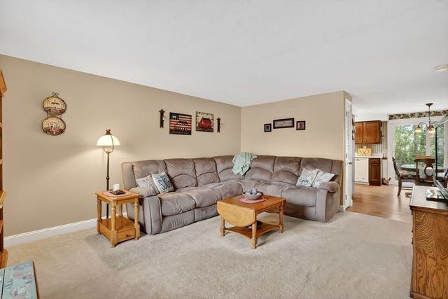7 Plantation Dr 7, Agawam, MA 01001