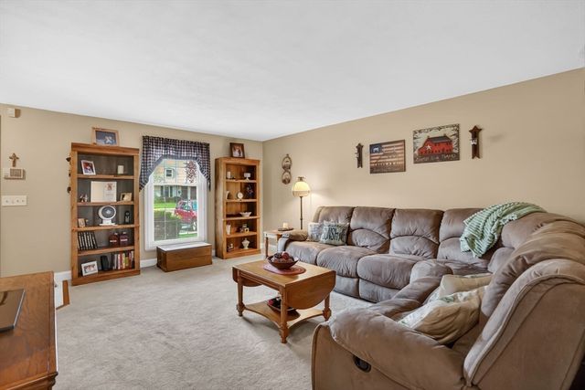 7 Plantation Dr 7, Agawam, MA 01001