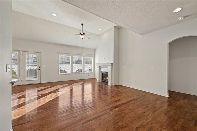 217 Ashmont Drive, Smithville, MO 64089