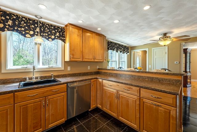 91 Scribner Rd, Tyngsborough, MA 01879