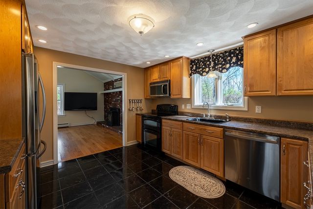 91 Scribner Rd, Tyngsborough, MA 01879