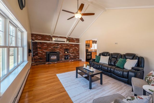 91 Scribner Rd, Tyngsborough, MA 01879