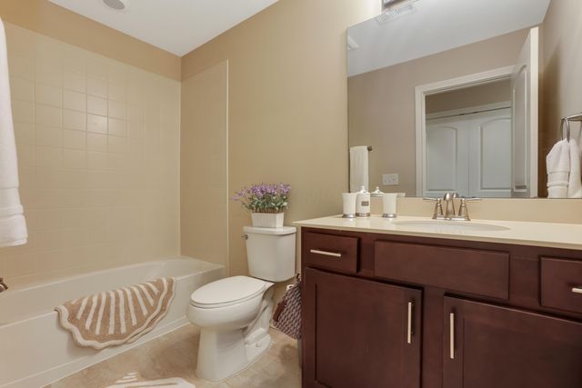4562 Newport Loop E, Grove City, OH 43123
