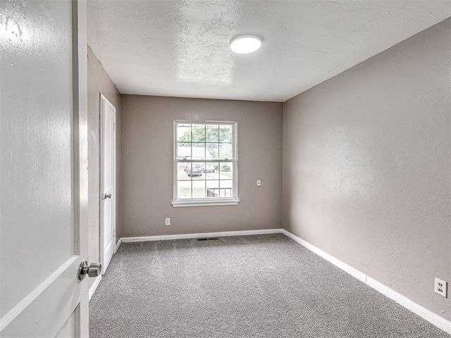313 E Northrup Street, Midwest City, OK 73110