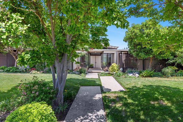 2530 W Wrenwood Avenue, Fresno, CA 93711