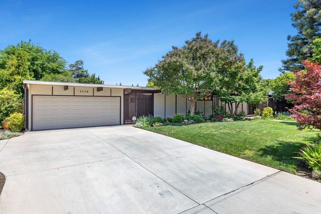 2530 W Wrenwood Avenue, Fresno, CA 93711