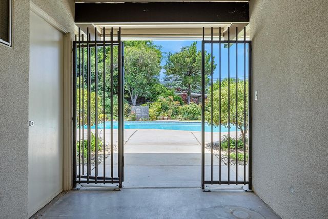 2530 W Wrenwood Avenue, Fresno, CA 93711