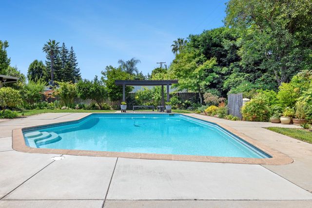 2530 W Wrenwood Avenue, Fresno, CA 93711