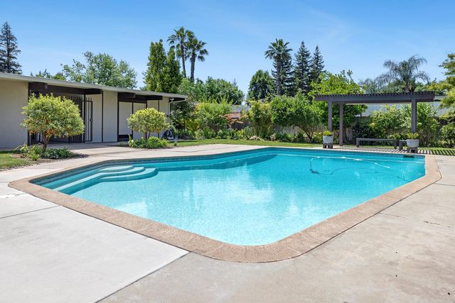 2530 W Wrenwood Avenue, Fresno, CA 93711