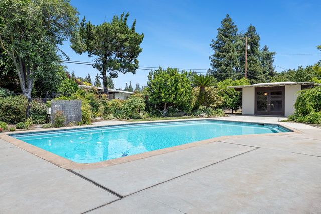 2530 W Wrenwood Avenue, Fresno, CA 93711
