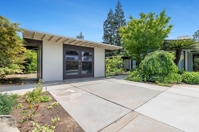 2530 W Wrenwood Avenue, Fresno, CA 93711