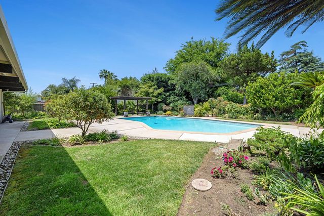 2530 W Wrenwood Avenue, Fresno, CA 93711