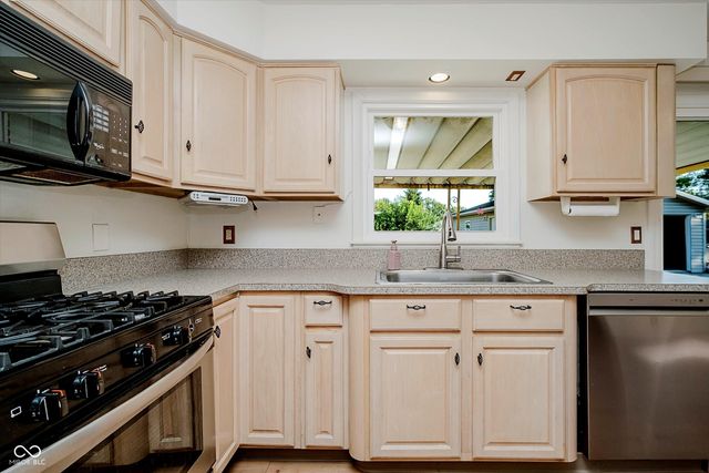 810 Ernie Lu Avenue, Anderson, IN 46013