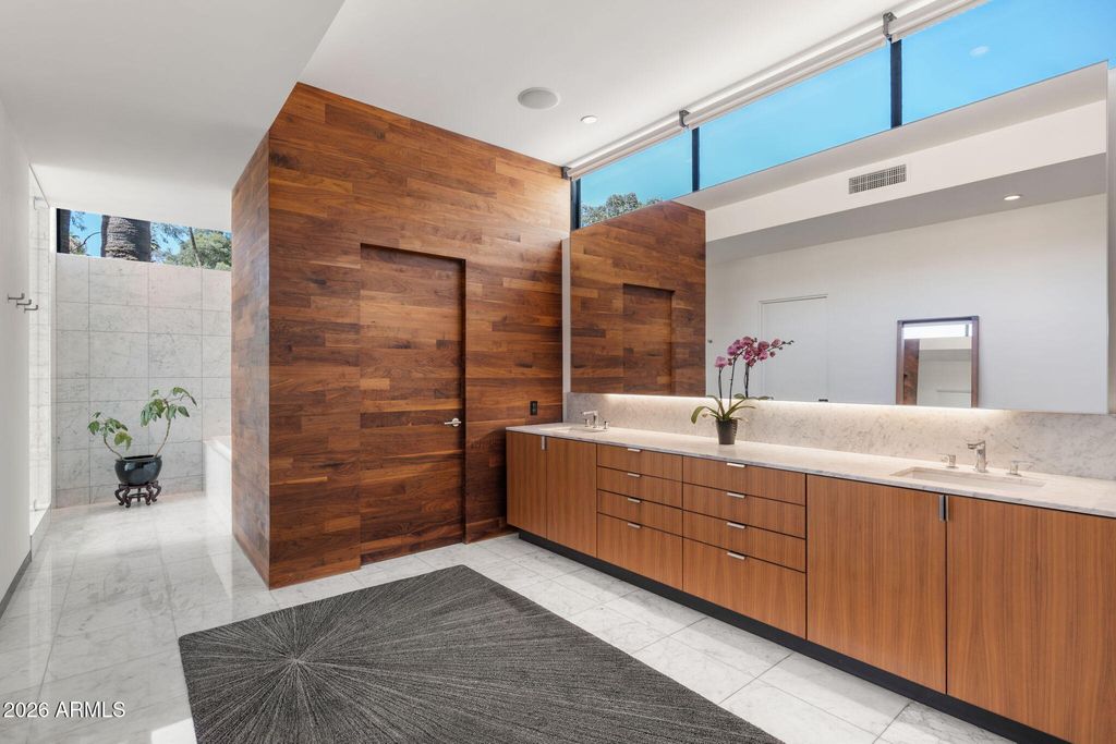 Image 26 of property listing at 4605 E PALO VERDE Drive, Phoenix, AZ 85018