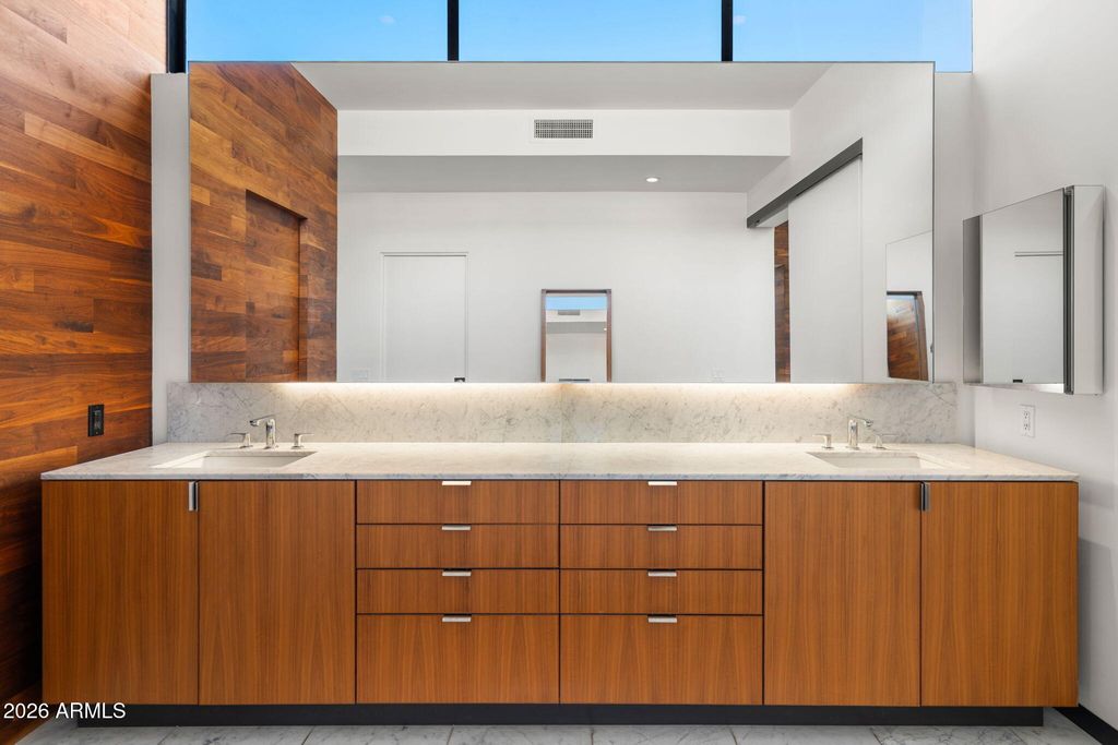 Image 27 of property listing at 4605 E PALO VERDE Drive, Phoenix, AZ 85018