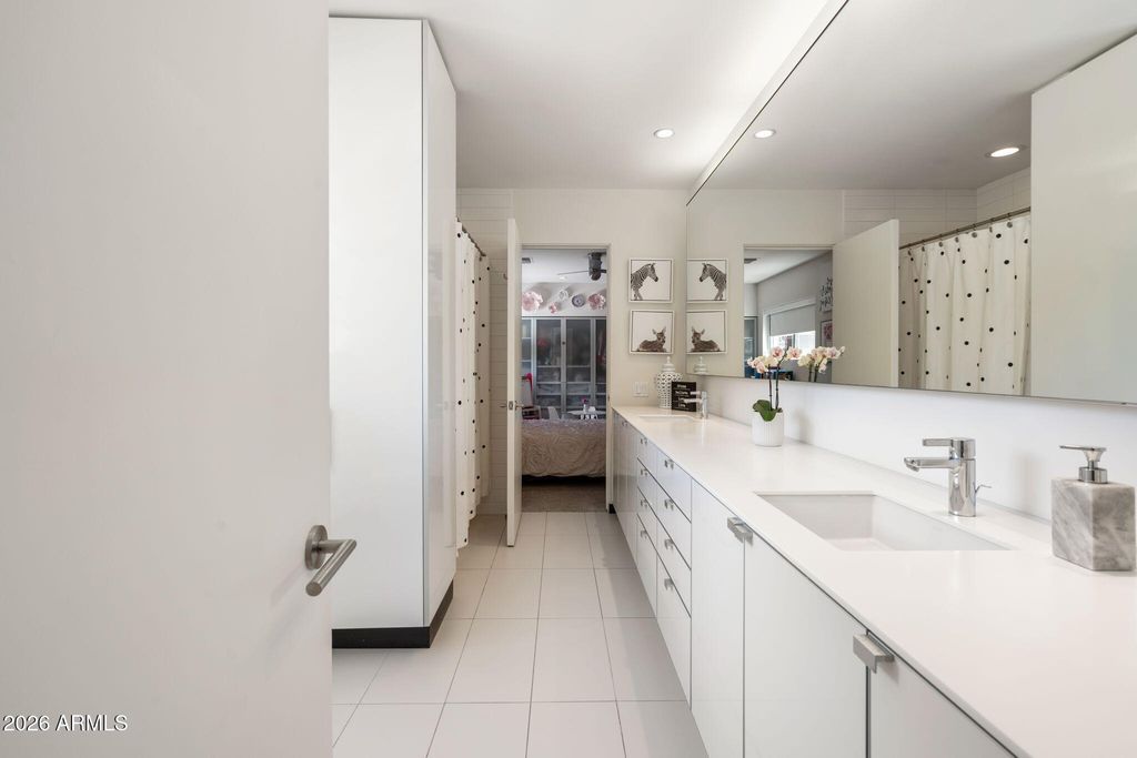 Image 35 of property listing at 4605 E PALO VERDE Drive, Phoenix, AZ 85018