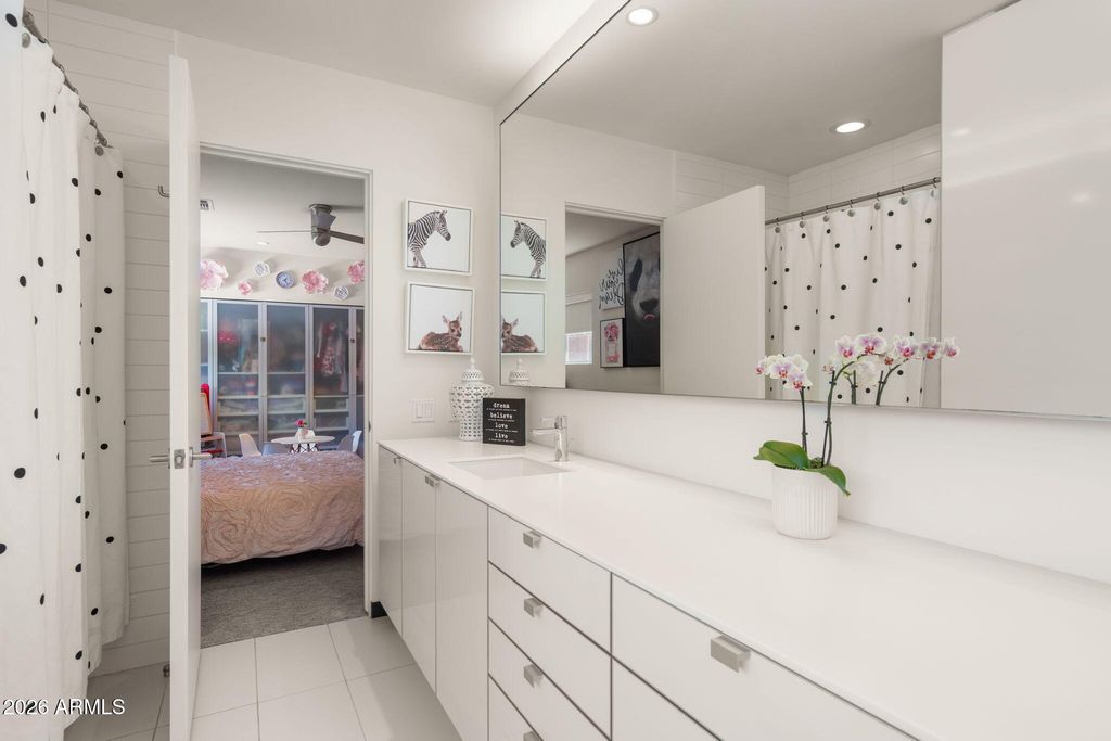 Image 37 of property listing at 4605 E PALO VERDE Drive, Phoenix, AZ 85018
