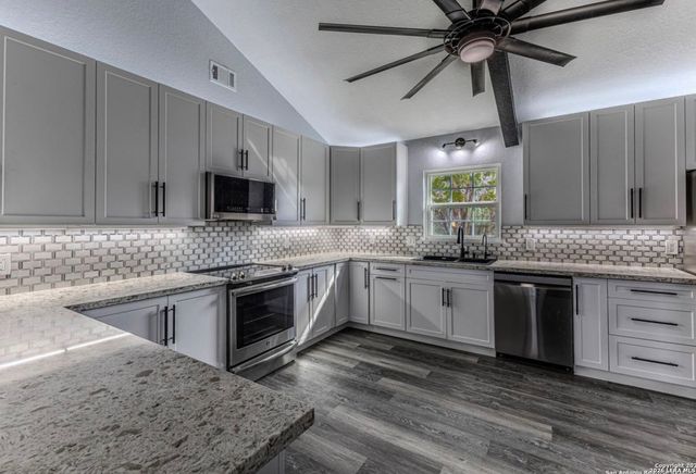 1620 GREEN MEADOW LN, Spring Branch, TX 78070