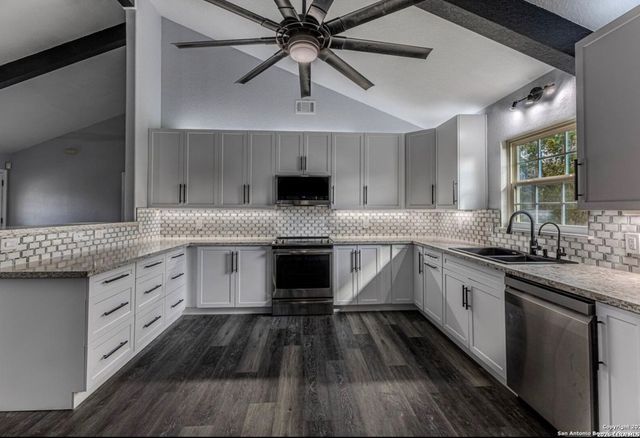1620 GREEN MEADOW LN, Spring Branch, TX 78070