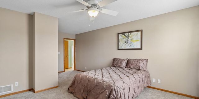 105 17th Avenue Court, Hiawatha, IA 52233