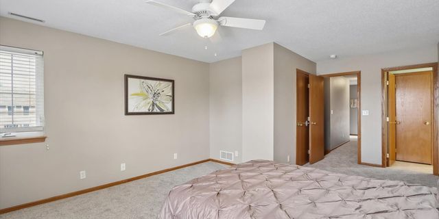 105 17th Avenue Court, Hiawatha, IA 52233