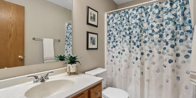 105 17th Avenue Court, Hiawatha, IA 52233