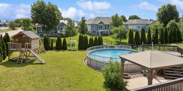 105 17th Avenue Court, Hiawatha, IA 52233