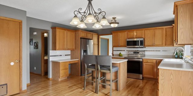 105 17th Avenue Court, Hiawatha, IA 52233