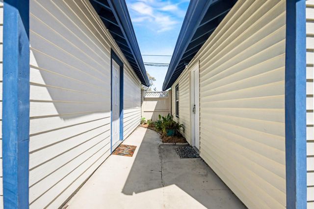 4928 Crockett Boulevard, Galveston, TX 77551