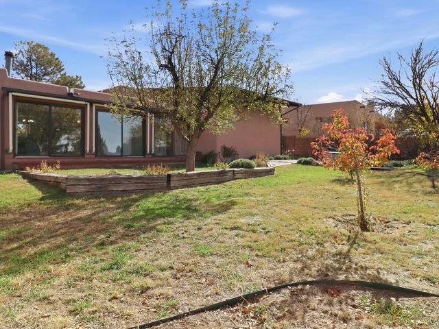 2575 Calle Delfino, Santa Fe, NM 87505