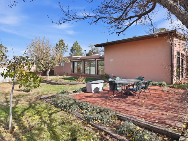 2575 Calle Delfino, Santa Fe, NM 87505