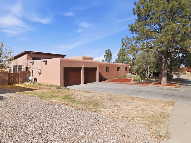2575 Calle Delfino, Santa Fe, NM 87505