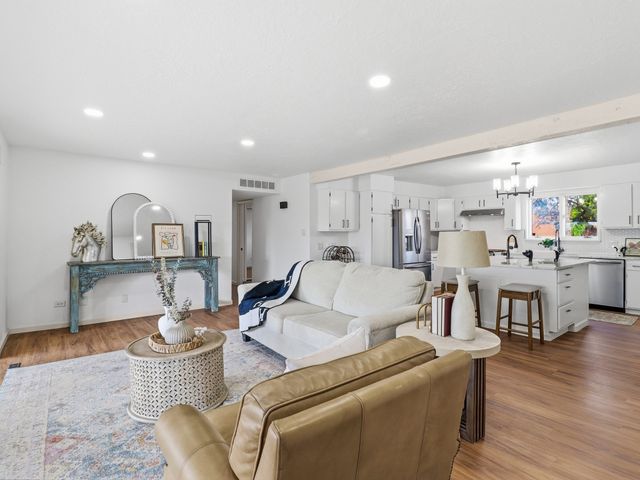 2575 Calle Delfino, Santa Fe, NM 87505