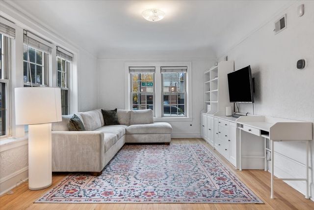 1956 W Melrose Street 102, Chicago, IL 60657