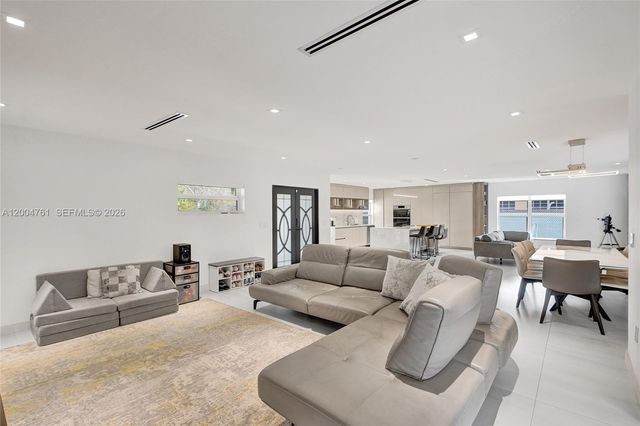 2126 NE 187th St, North Miami Beach, FL 33179