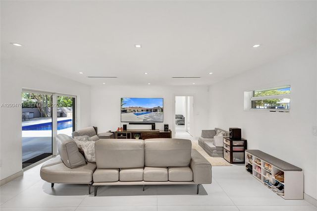 2126 NE 187th St, North Miami Beach, FL 33179