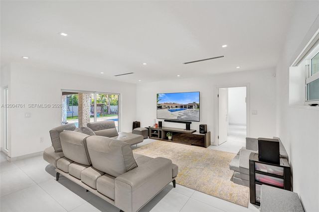 2126 NE 187th St, North Miami Beach, FL 33179