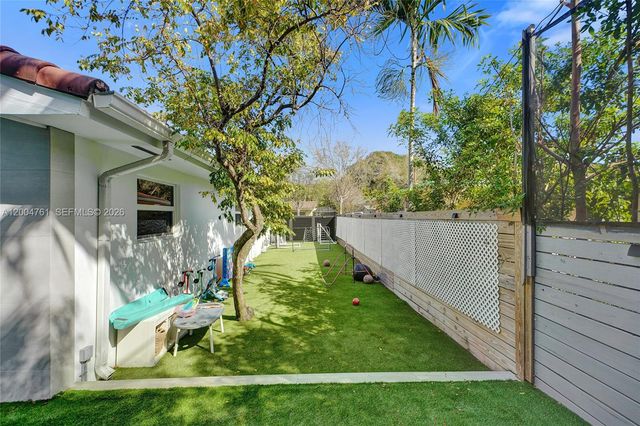 2126 NE 187th St, North Miami Beach, FL 33179