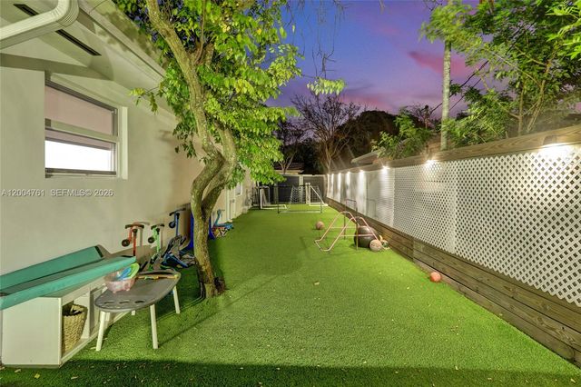 2126 NE 187th St, North Miami Beach, FL 33179