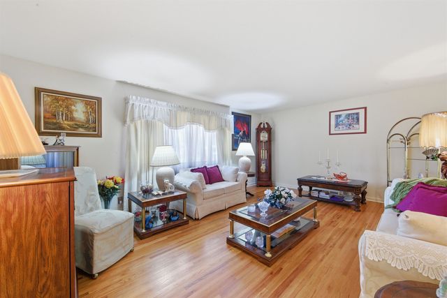 341 N Whitfield St, Wichita, KS 67206